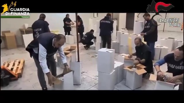 Torino, scoperta maxi fabbrica di sigarette di contrabbando. Avrebbe prodotto 35 milioni di pacchetti (per 140 milioni di euro evasi)