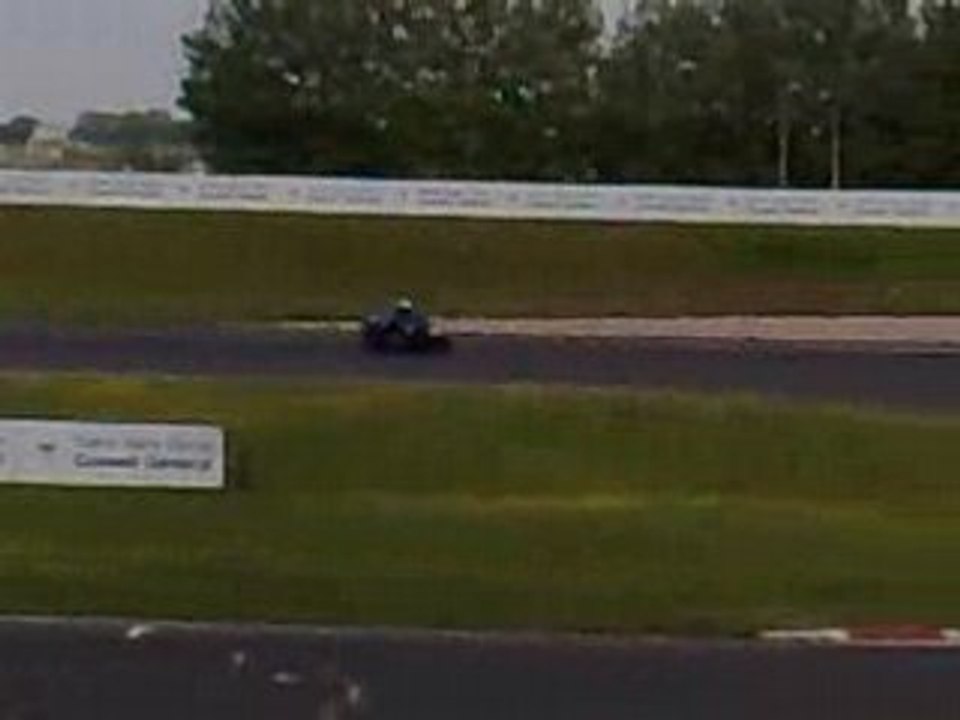 une yamaha du mans qui tourne sur carole