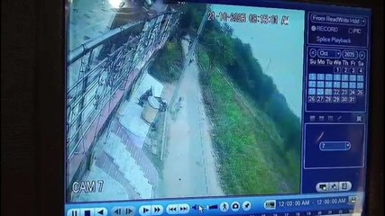स्कूटी चलाना सीख रही लड़की, दीवार से टकराई...  CCTV में कैद हुआ दुर्घटना का वीडियो
