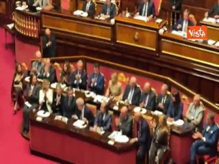 Applausi e standing ovation del centodestra per Meloni in Aula al Senato al termine del suo intervento