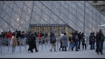 Furto di gioielli al Louvre: il museo riaprire le sue porte