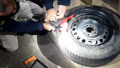 Droga escondida dentro de um pneu na BR-262, em Betim