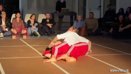 Triennale, lo spazio tattile della danza cieca di Virgilio Sieni