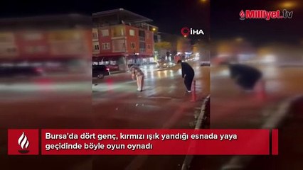 Yaya geçidinden karşıya birdirbir oynayarak geçtiler
