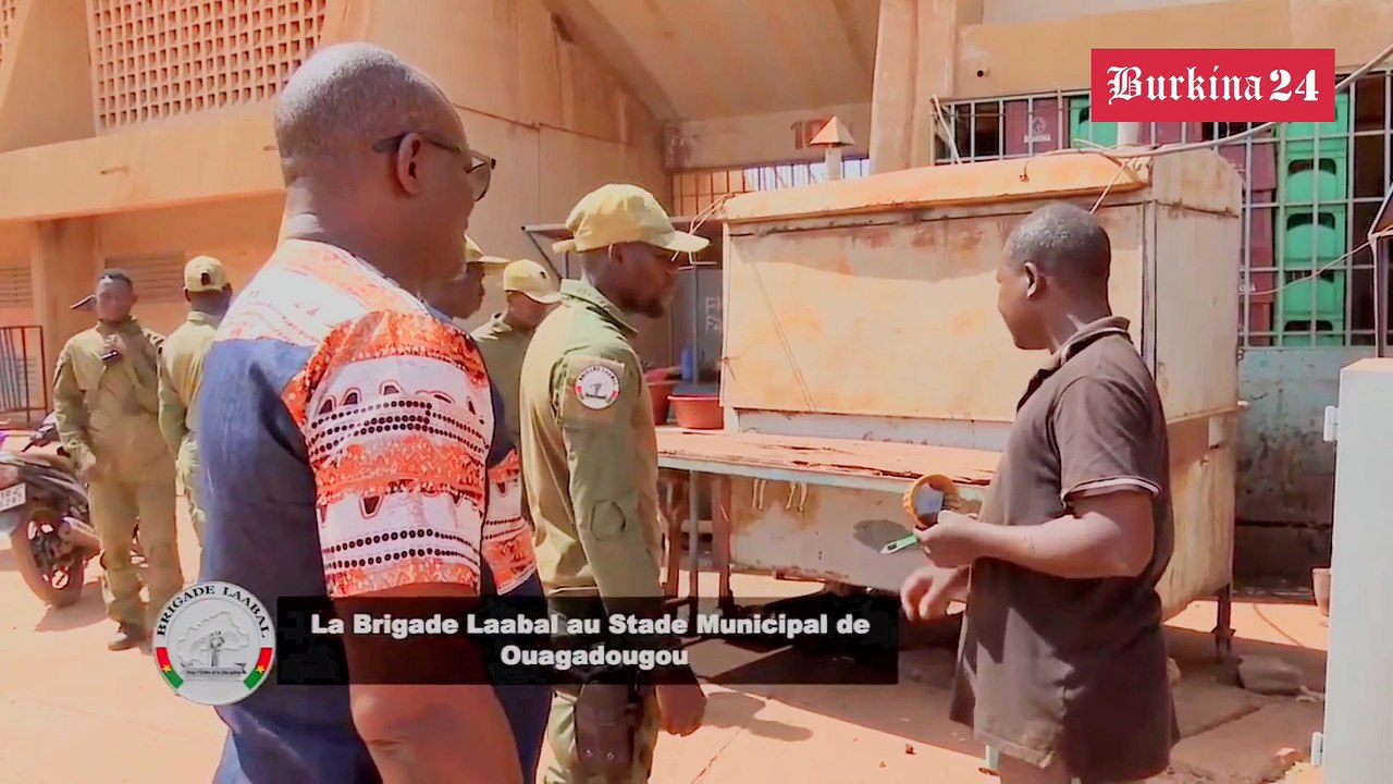 Des immondices découvertes au Stade Municipal de Ouagadougou par la Brigade Laabal : "Vous dormez" , "On ne dort pas"...