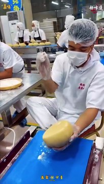 🤖 Một chiếc bánh trung thu ra đời mà không cần bàn tay con người? 🥮🖐 Từ trộn bột đến đóng gói – tất cả đều tự động. Truyền thống đang được… lập trình lại. Bạn chọn cảm xúc hay hiệu suất? 💭 Bình luận ngay! 👇