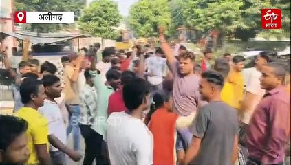 अलीगढ़ में गौमांस को लेकर हंगामा; विहिप-बजरंग दल ने पकड़ी मांस से भरी गाड़ी, थाने का किया घेराव