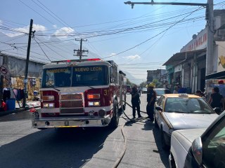 VIDEO | Así fue el incendio en una casa habitación que dejó daños materiales en Monterrey