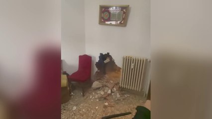 Il video dello sfratto a Bologna: il muro viene sfondato con una mazza per fare entrare polizia e carabinieri