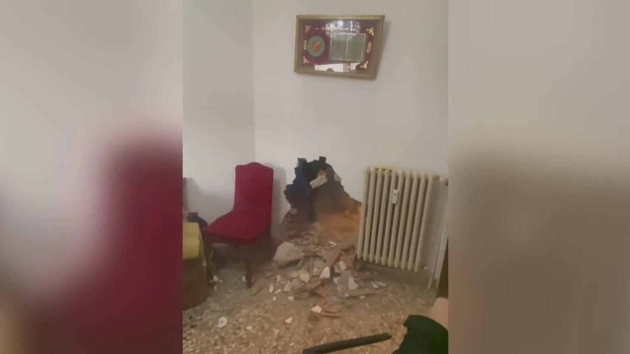 Il video dello sfratto a Bologna: il muro viene sfondato con una mazza per fare entrare polizia e carabinieri