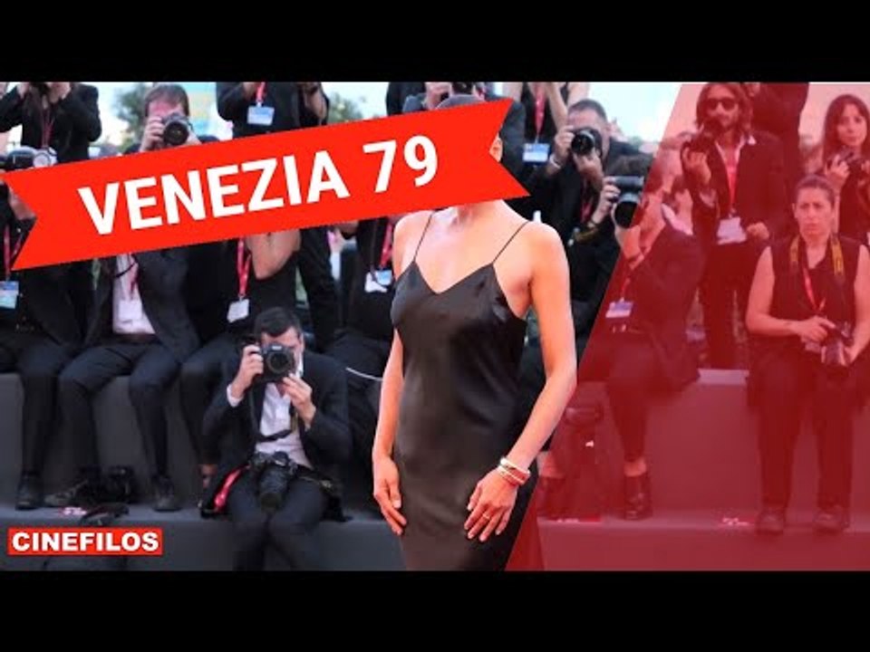 Irina Shayk sul red carpet di Venezia 79