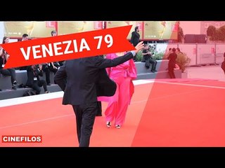 Amanda Lear sul red carpet di Venezia 79