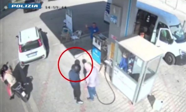 Raffica di rapine a distributori con la maschera di Scream : due uomini arrestati nel Napoletano (22.10.25)