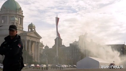Serbia, sparatoria e rogo davanti al parlamento: un ferito grave