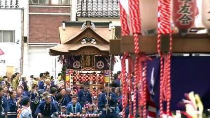 تدوي الطبول في اليابان مع عودة موكب خريفي عريق عمره قرون