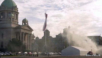Serbia, sparatoria e rogo davanti al parlamento: un ferito grave