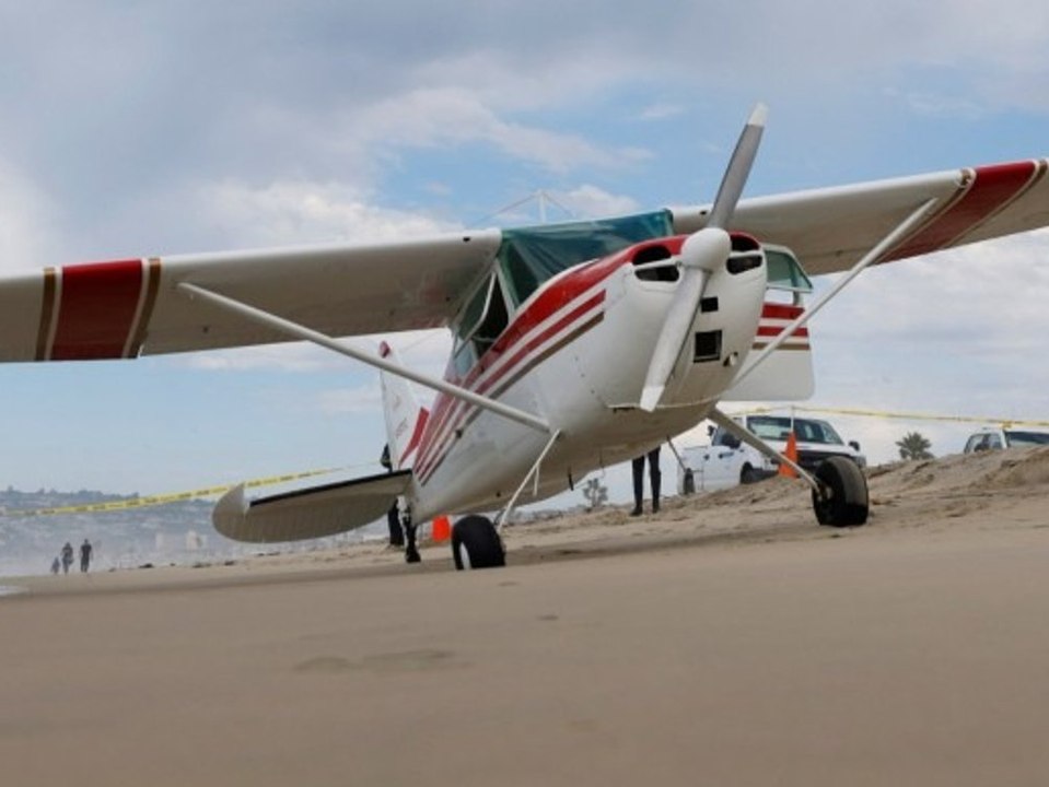 Wegen Motorschaden: Cessna muss an Badestrand notlanden