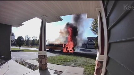 Quick-thinking mom saves school kids from burning bus