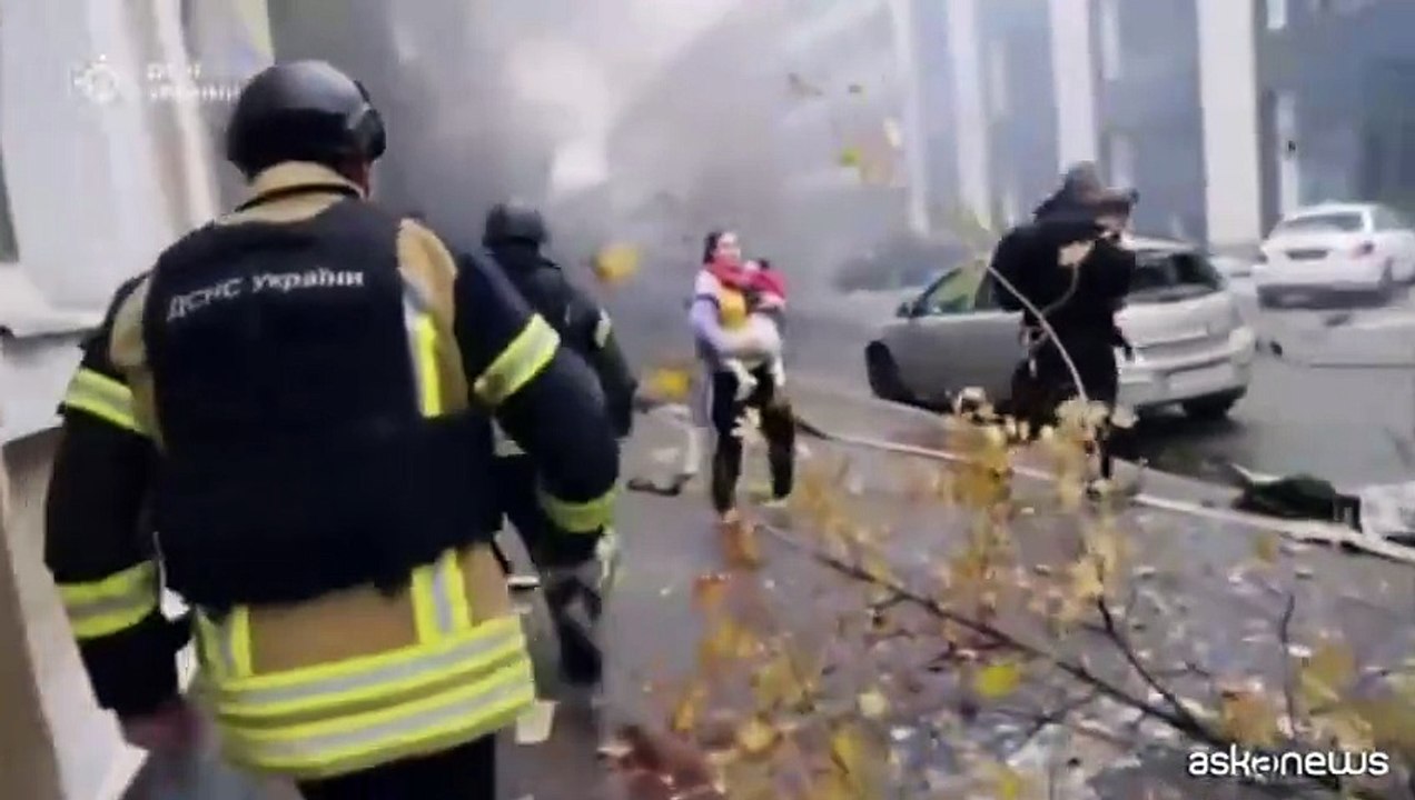 Ucraina, bambini evacuati dopo un attacco russo su un asilo a Kharkiv