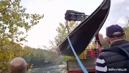 Venezia a Roma, due Gondole in navigazione sul Tevere