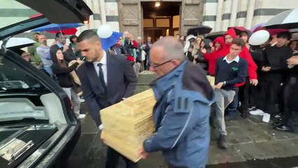 In centinaia per l?addio allo studente dell?Einaudi