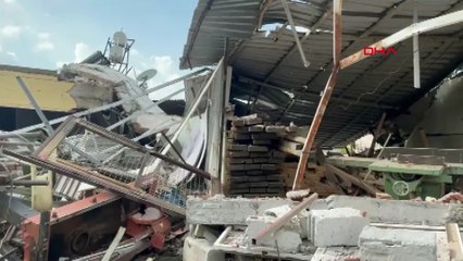 İzmir'de bir evde patlama! Evin çatısı çöktü: 1'i ağır 2 kişi yaralandı