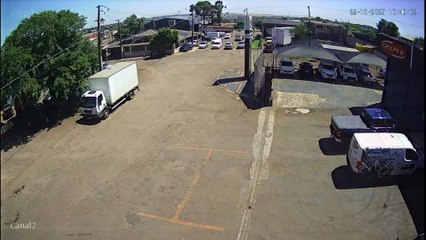 Motoqueiro voa após colisão com Saveiro no Cataratas e vai parar na UPA