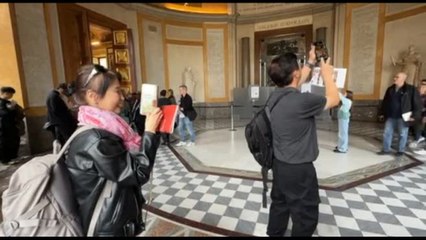 Riapre il Louvre, tanti curiosi davanti alla sala del furto