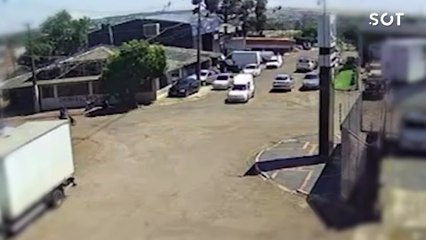 Câmera flagra colisão violenta entre moto e carro no Bairro Cataratas em Cascavel