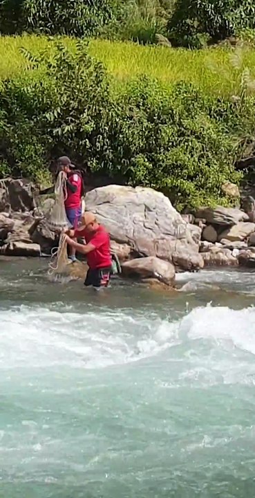 cast netting in Nepal | himalayan trout fishing with handmade cast net |