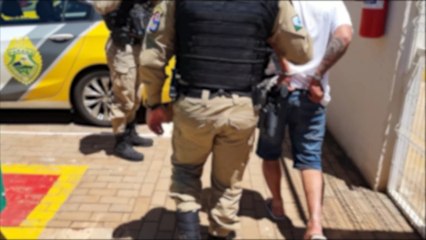 Durante perturbação de sossego, cadeirante e comparsa xingam PMs de “vermes” em confusão no Riviera