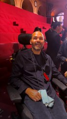 Atteint de la maladie de Charcot, Olivier Goy était au défilé ETAM pour son projet “La Fresque généreuse” avec l'Institut du Cerveau - Paris Brain Institute. C’est sa femme Virginie qui nous en parle.