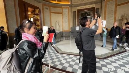 Riapre il Louvre, tanti curiosi davanti alla sala del furto