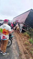 Caminhão carregado de cerveja tomba e carga é saqueada por moradores em estrada na Bahia; assista