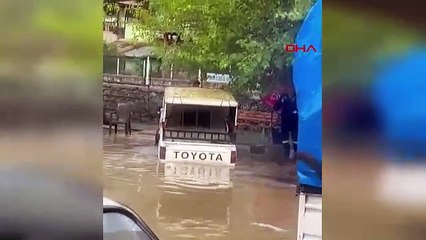 Sağanak yolları göle çevirdi; araçlar mahsur kaldı