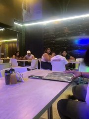 ¡Por un mensaje! Mujer golpeó a una mesera que “coqueteó” con su novio (VIDEO)