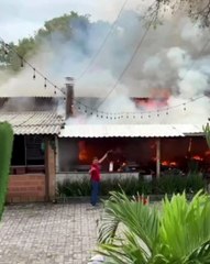 Incêndio atinge churrascaria na orla; confira momento