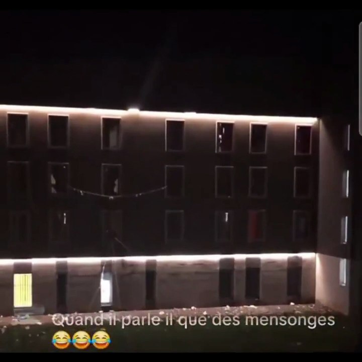 🇫🇷 Nuit agitée à la Santé pour Nicolas Sarkozy. Pas de tapis rouge, mais une haie d’honneur sonore : « Réveille-toi, Sarko ! »