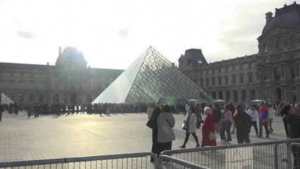 '사상 초유 보석 도난' 루브르박물관 사흘 만에 재개관...박물관장 사직서 반려 / YTN