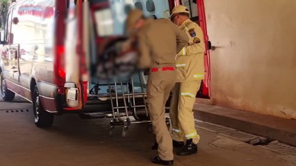 Mulher quebra a perna após escorregar em casca de cebola no Centro de Cascavel