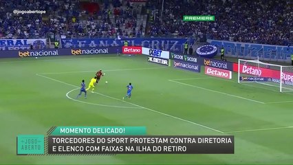 Torcedores do Sport protestam contra diretoria e elenco com faixas na Ilha do Retiro