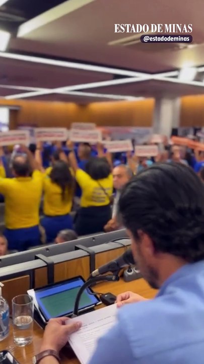 Manifestantes ouvem de costas o pronunciamento do Presidente da Copasa, Fernando Passalio.