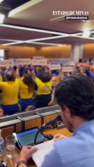 Manifestantes ouvem de costas o pronunciamento do Presidente da Copasa, Fernando Passalio.