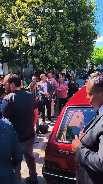 Con dolor, lágrimas y aplausos le dan el último adiós al excomisario Vicente Cordeyro