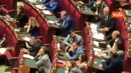 Conte in Aula regala alla premier libro M5s con dedica "Governo Meloni 3 anni di tasse"