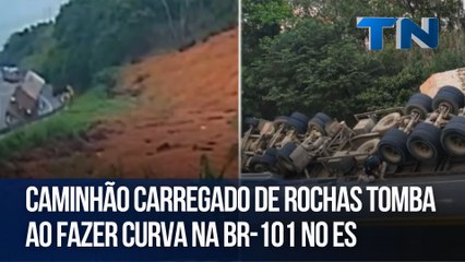 Caminhão carregado de rochas tomba ao fazer curva na BR-101 no ES