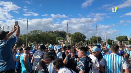 Torcedores do Racing cantam em concentração para jogo contra o Flamengo