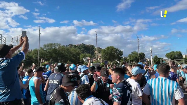 Torcedores do Racing cantam em concentração para jogo contra o Flamengo