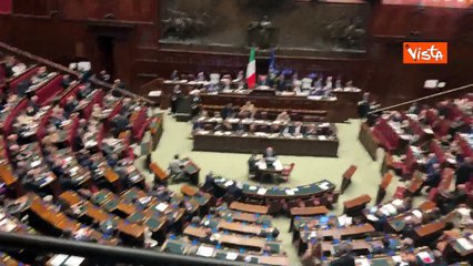 Meloni saluta con la mano uscendo dall'Aula della camera dopo informativa su Consiglio Ue