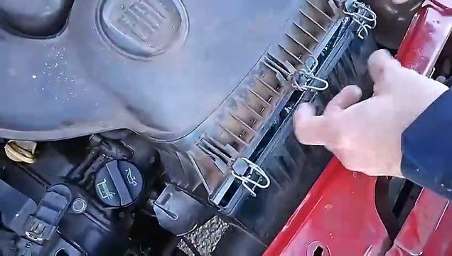 Emagrecimento no motor: PRF encontra 180 frascos escondidos em automóvel